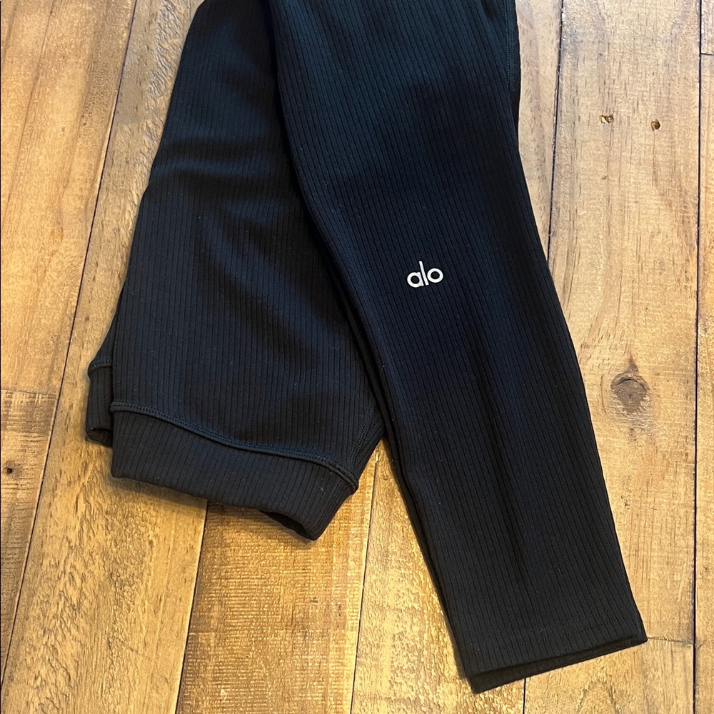 ALO Yoga Women’s  Black Ribbed Leggings